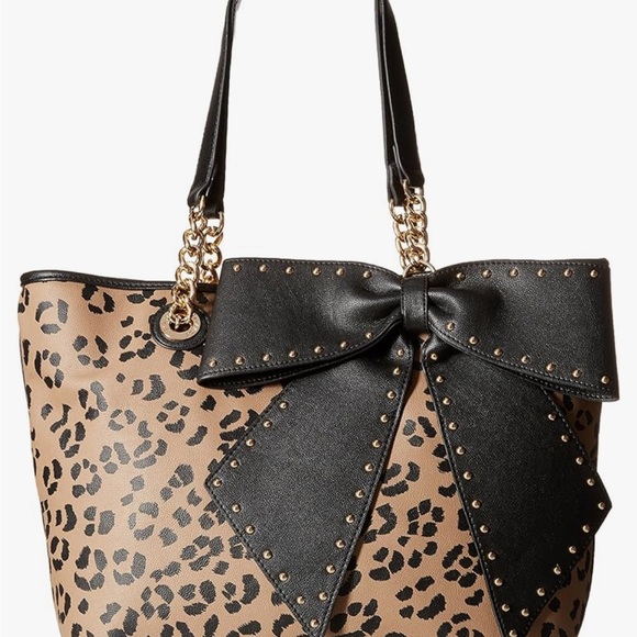 Closure type
Clamp
Outer material
Leather
Style
Tote Bag
Number of pockets
3 - Picture 3 of 9